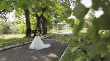 Parkta gelinli beyaz damat. Düğün çifti. Mutlu bir aile. Newlyweds