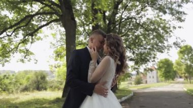 Parkta gelinli beyaz damat. Düğün çifti. Yeni evliler öpüşme