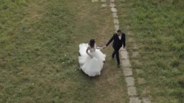 Parkta gelinli beyaz damat. Düğün çifti. Mutlu bir aile. Newlyweds