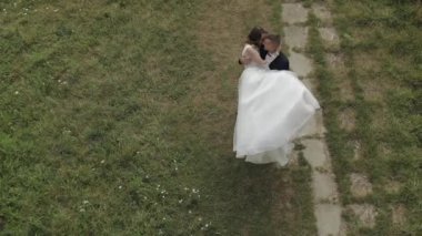 Parkta gelinli beyaz damat. Düğün çifti. Mutlu bir aile. Newlyweds