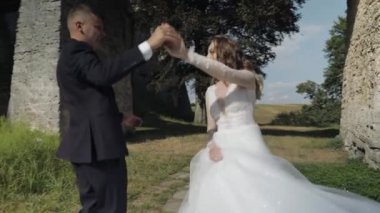 Parkta gelinli beyaz damat. Düğün çifti. Mutlu bir aile. Newlyweds