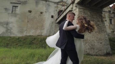 Parkta gelinli beyaz damat. Düğün çifti. Mutlu bir aile. Newlyweds