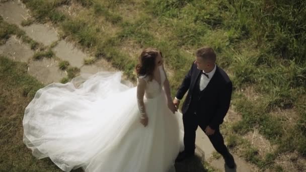 Kaukasischer Bräutigam mit Braut im Park. Hochzeitspaar. glückliche Familie. Frischvermählte — Stockvideo