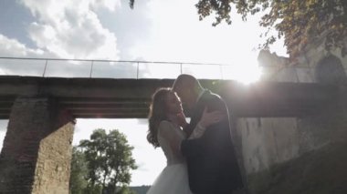 Eski kale köprüsü yakınında gelin ile damat. Düğün çifti. Mutlu yeni evliler