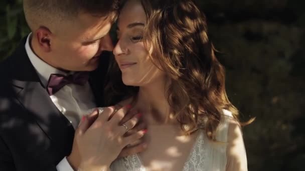 Novio caucásico con novia en el parque. Pareja de bodas. Familia feliz. Recién casados — Vídeo de stock