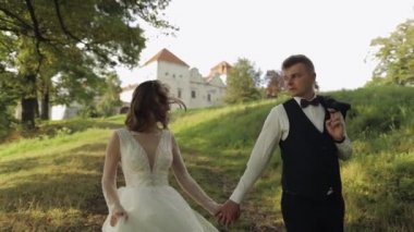 Parkta yürüyen gelinli damat. Düğün çifti. Mutlu bir aile. Newlyweds