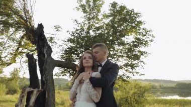 Parkta gelin kucaklayan damat. Düğün çifti. Mutlu bir aile. Newlyweds