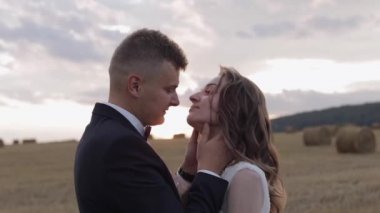 Damat ve gelin sahada. Düğün çifti. Günbatımı. Mutlu yeni evliler