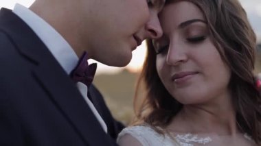 Damat ve gelin sahada. Düğün çifti. Günbatımı. Mutlu yeni evliler