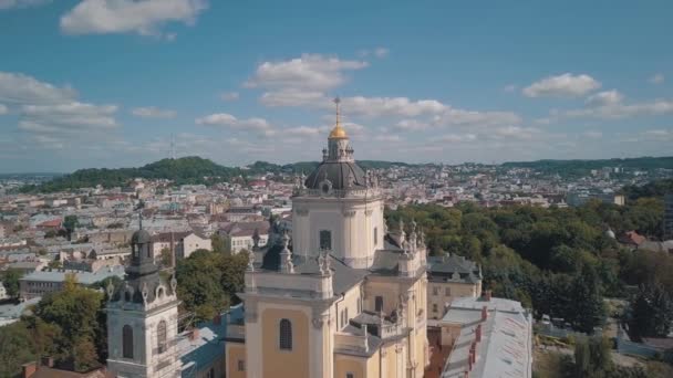 町リヴィウの聖ジュラ聖ジョージ大聖堂教会の航空写真, ウクライナ — ストック動画