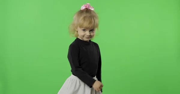 Девушка в черно-белом платье танцует. Счастливый четырехлетний ребенок. Ключ хромы — стоковое фото