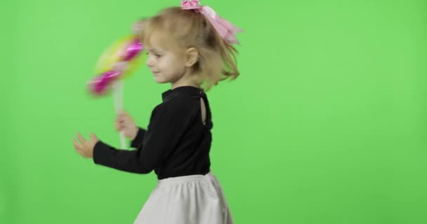 Mädchen im schwarz-weißen Kleid tanzen. glückliches vierjähriges Kind. Chroma-Schlüssel — Stockvideo