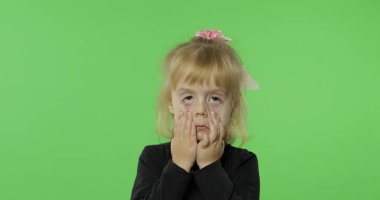 Güzel kız duygusal siyah bluz yüzleri yapar. Portre. Renk Anahtarı