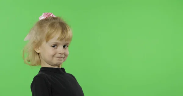 Chica bonita emocionalmente hace caras en blusa negra. Retrato. Clave de croma — Foto de Stock