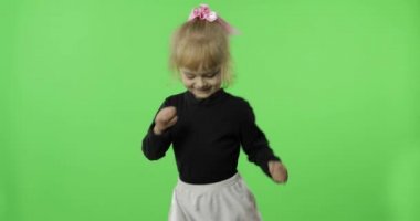 Siyah beyaz elbiseli kız dans ediyor. Mutlu dört yaşında çocuk. Renk Anahtarı