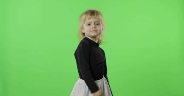 Дівчина в чорно-білій сукні танцює. Щасливі Чотирирічна дитина. Клавіша "кольоровості" — стокове відео