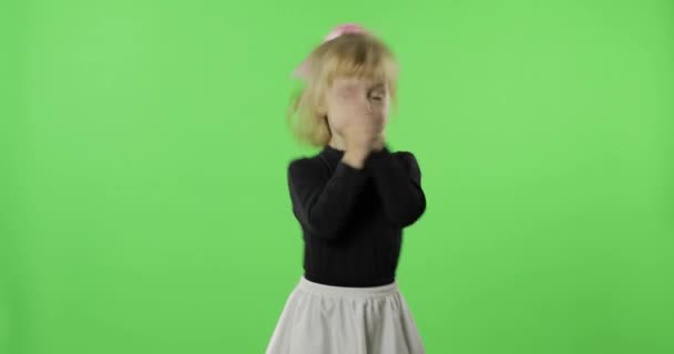 Mädchen im schwarz-weißen Kleid tanzen. glückliches vierjähriges Kind. Chroma-Schlüssel — Stockvideo