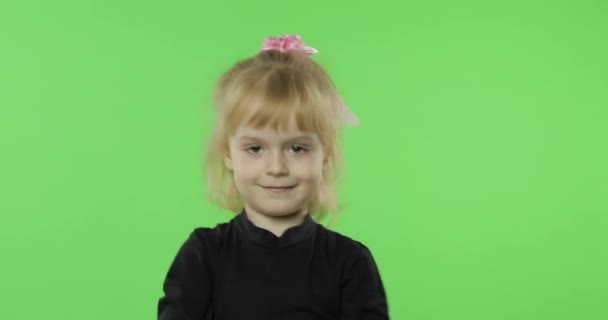 黒いブラウスの女の子が踊ってる幸せな4歳の子供。クロマキー — ストック動画