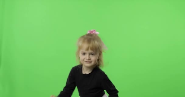 Chica en vestido blanco y negro bailando. Feliz niño de cuatro años. Clave de croma — Vídeo de stock