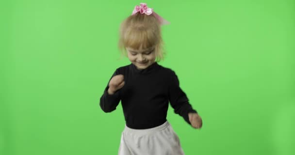 Chica en vestido blanco y negro bailando. Feliz niño de cuatro años. Clave de croma — Vídeo de stock