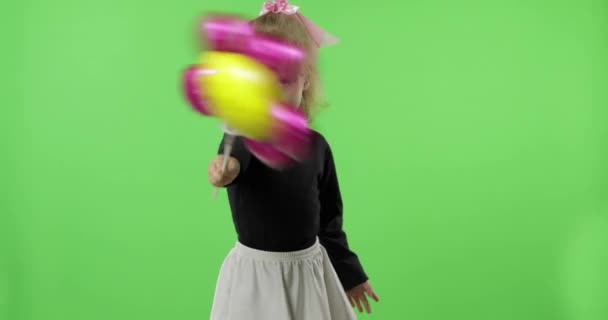 Meisje in zwart-wit jurk dansen. Gelukkig vier jaar oud kind. Chroma Key — Stockvideo