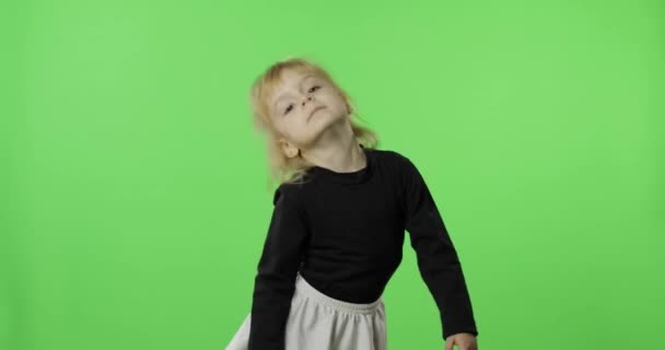 Dziewczyna w czarno-białej sukni tańca. Szczęśliwego czworo-letniego dziecka. Klucz chrominancji — Wideo stockowe