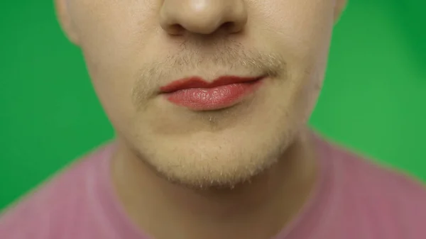 Hombre barbudo con labios rojos pintados sonriendo. Comunidad LGBT. Transexual chico —  Fotos de Stock