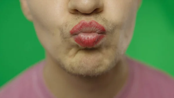 Brodatego mężczyznę z pomalowanymi ustami całującego się przed kamerą. Społeczność LBT. Transseksualizm — Zdjęcie stockowe
