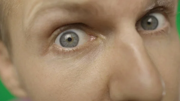 Közeli fel a meglepett érzelmi ember kék szeme keresi a kamerát — Stock Fotó