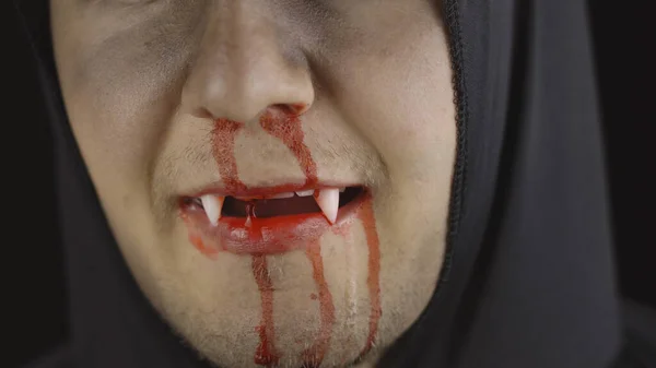 Uomo vampiro trucco di Halloween e costume. Ragazzo con il sangue sul viso — Foto Stock