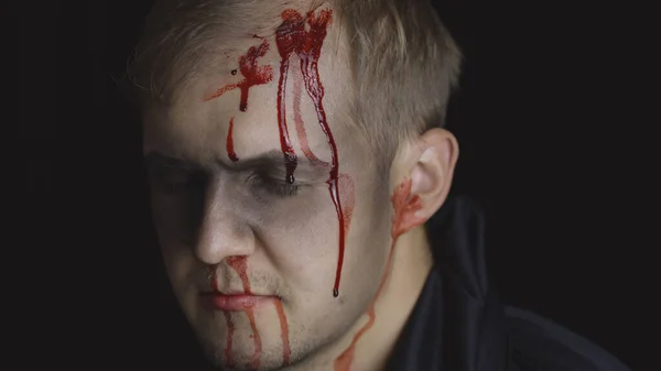 Halloween-Männerporträt. Kerl mit tropfendem Blut im Gesicht. Gruseliges Make-up — Stockfoto