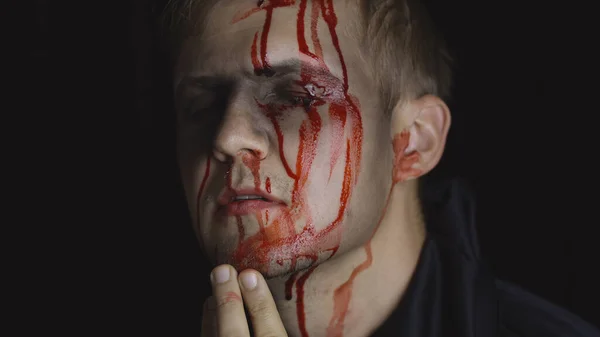 Halloween-Männerporträt. Kerl mit tropfendem Blut im Gesicht. Gruseliges Make-up — Stockfoto