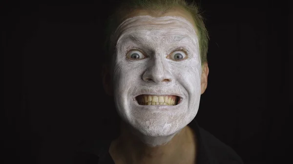 Clown-Porträt zu Halloween. Nahaufnahme eines bösen Clowns Gesicht. weißes Gesicht Make-up — Stockfoto