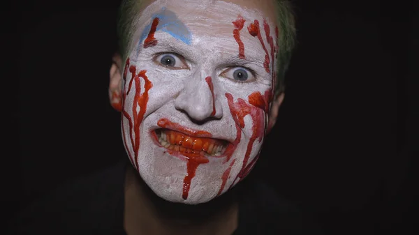 Retrato de hombre payaso Halloween. Espeluznante, malvados payasos cara de sangre. Maquillaje de cara blanca —  Fotos de Stock