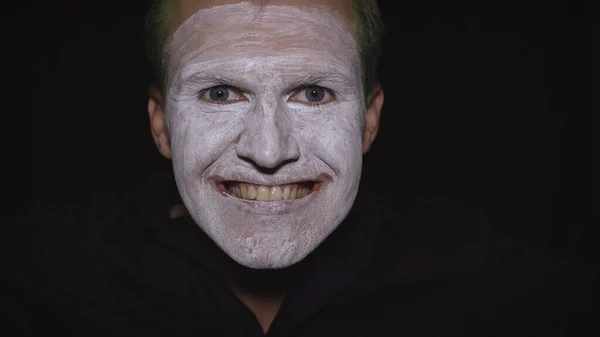 Retrato de hombre payaso Halloween. Primer plano de una cara de payasos malvados. Maquillaje de cara blanca — Foto de Stock