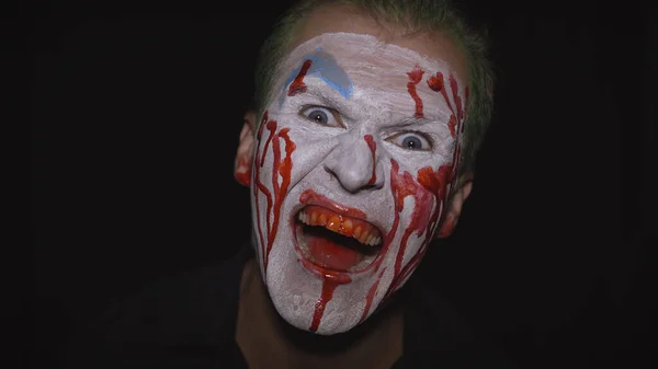 Clown Halloween man porträtt. Läskiga, onda clowner. Vit ansiktsmakeup — Stockfoto