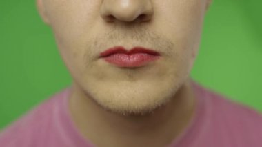 Kamerada dudakları boyalı sakallı bir adam öpüşüyor. Lgbt topluluğu. Transseksüel
