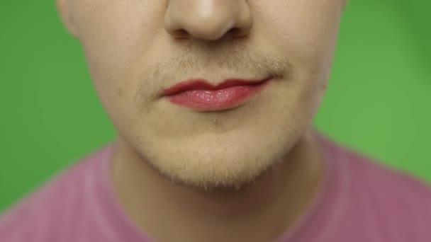 Одягнений чоловік з розфарбованими червоними губами посміхається. Львівська громада. Транссексуал — стокове відео