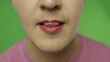 Dudakları boyalı sakallı bir adam onları cinsel olarak yalıyor. Lgbt topluluğu. Transseksüel