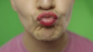 Kamerada dudakları boyalı sakallı bir adam öpüşüyor. Lgbt topluluğu. Transseksüel