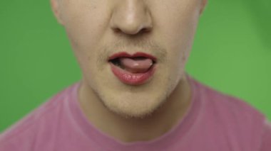 Dudakları boyalı sakallı bir adam onları cinsel olarak yalıyor. Lgbt topluluğu. Transseksüel