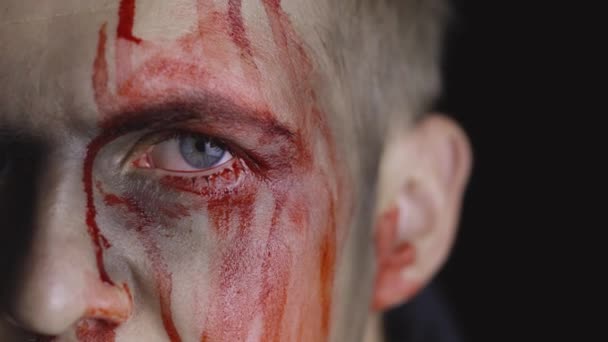 Halloween man portret. Een man met druppelend bloed op zijn gezicht. Enge make-up — Stockvideo