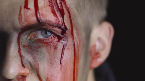 Halloween man portret. Een man met druppelend bloed op zijn gezicht. Enge make-up — Stockvideo