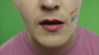 Kameraya gülümseyen boyalı dudaklı sakallı adam. Lgbt topluluğu. Transseksüel
