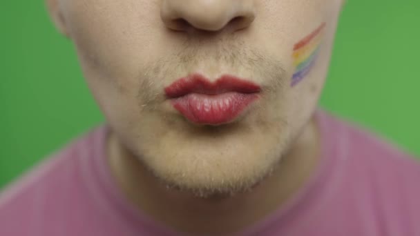 Одягнений чоловік з намальованими губами цілується на камері. Львівська громада. Транссексуали — стокове відео