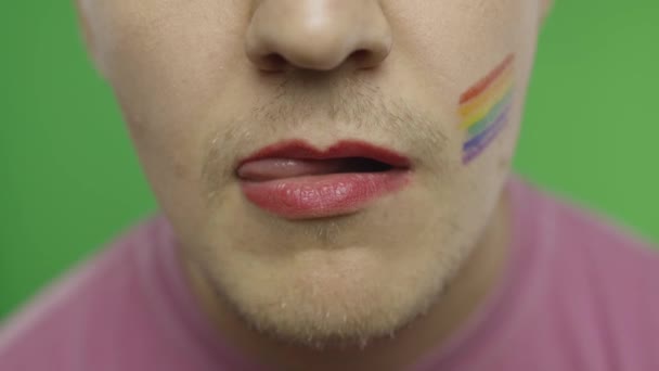 A szakállas férfi festett ajkakkal szexuálisan nyalogatja őket. A közösséget. Transzszexuális — Stock videók