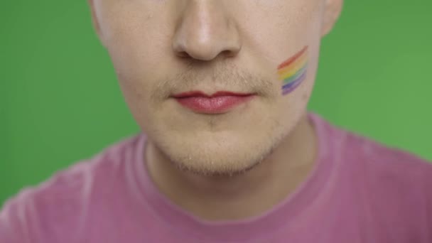 Szakállas férfi, festett ajkakkal, mosollyal a kamerán. A közösséget. Transzszexuális — Stock videók