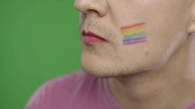 Dudakları boyalı sakallı bir adam öpüşüyor. Lgbt topluluğu. Transseksüel