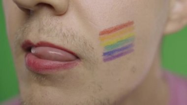Dudakları boyalı sakallı bir adam onları cinsel olarak yalıyor. Lgbt topluluğu. Transseksüel