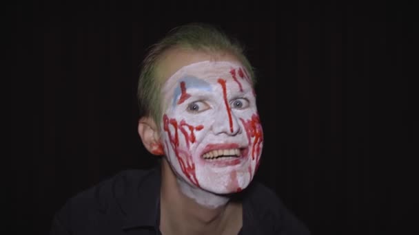 Clown Halloween uomo ritratto. Faccia di sangue da clown inquietanti e malvagi. Trucco viso bianco — Video Stock